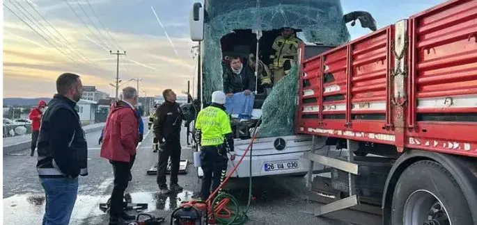 ANTALYA -İSTANBUL SEFERİNİ YAPAN OTOBÜS TIR’A ÇARPTI.. ÇOK SAYIDA YARALI VAR