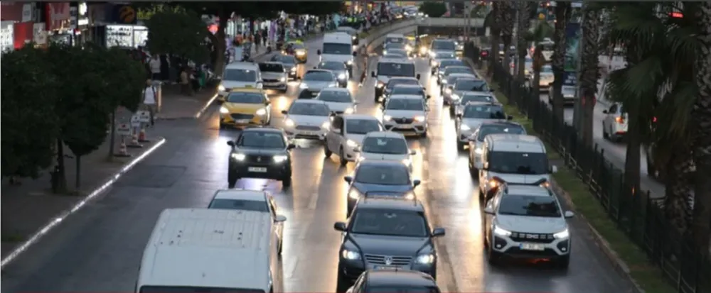 ANTALYA’NIN KAOSA DÖNEN TRAFİĞİNDE BU DEFA SOL ŞERİT İSYANI VAR