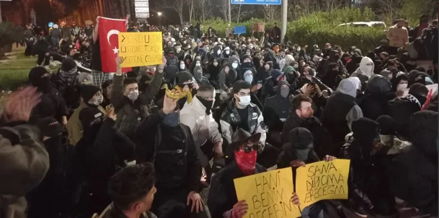 ANTALYA DİKEN ÜSTÜNDE.. ‘EYLEMLER DEVAM EDERSE TURİZM BÜYÜK ZARAR GÖRÜR’