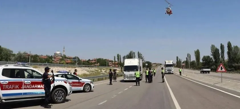 RADARLAR SÜRÜCÜLERİ GÖZETLİYOR.. ANTALYA’DA HAVADAN KARADAN DENETİM
