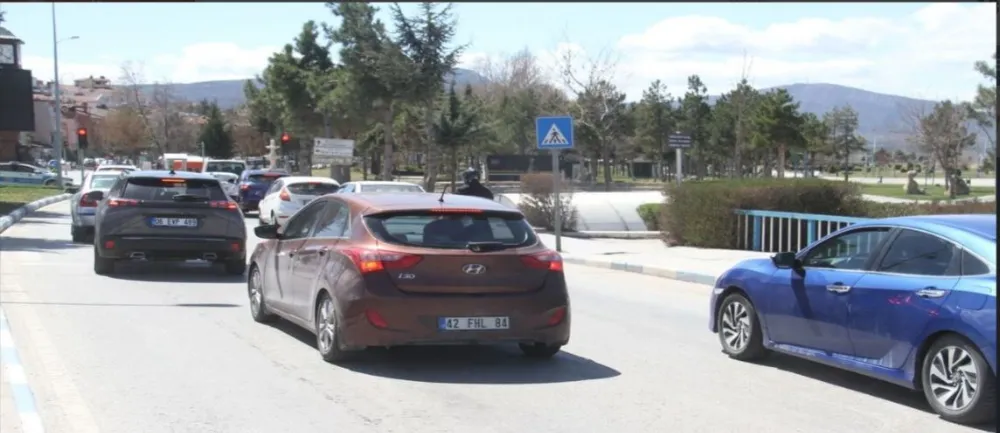 YENİ KONYA-ANTALYA KARAYOLUNDA BAYRAM YOĞUNLUĞU.. TRAFİK KİTLENDİ