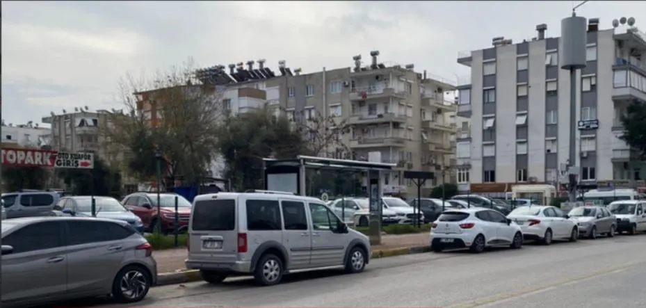 BU DA ANTALYA’NIN OTOPARK ÇİLESİ.. OTOBÜS DURAKLARI BİLE ARAÇ DOLU