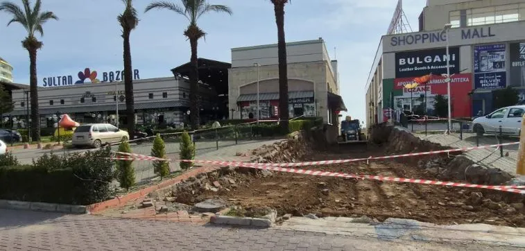 ANTALYA AKSU’DA AVM SKANDALI.. BELEDİYE SADECE MERDİVENLERİ YIKTI
