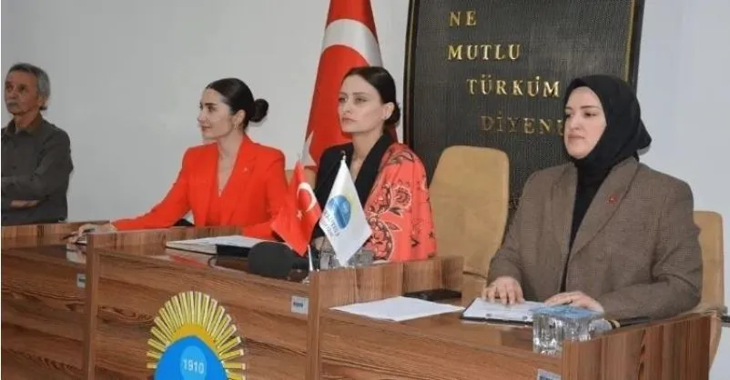 KORKUTELİ’DE KADINLAR SAVAŞI.. MEDİNE’DEN CARAN’A ‘HODRİ MEYDAN’