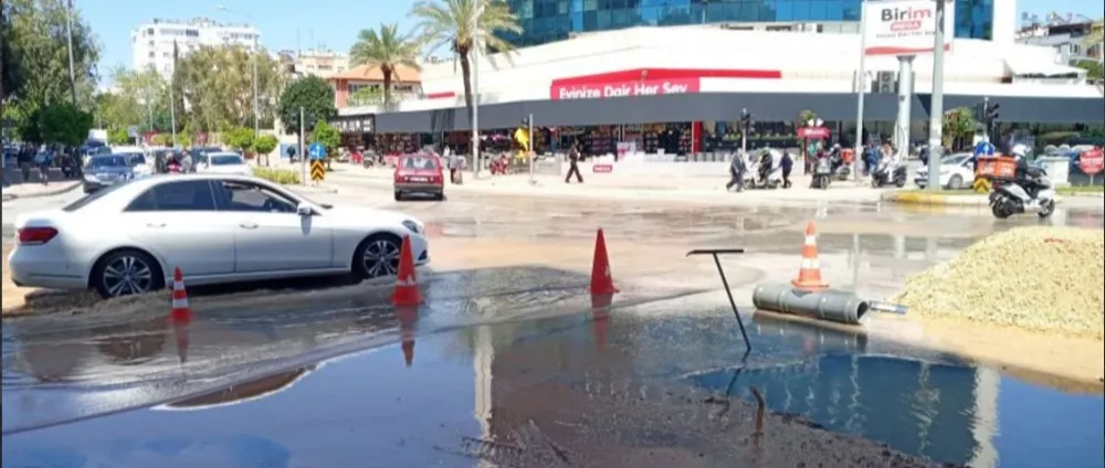 ANTALYA’NIN EN İŞLEK CADDESİ ‘ANAFARTALAR’ ÇAMUR GÖLÜNE DÖNDÜ