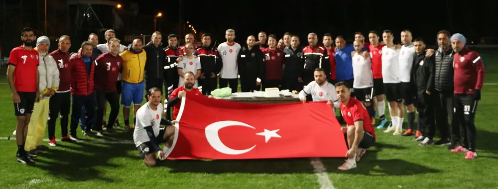 KEMER’DE KAVGA İHBARINA GİDEN POLİSLERE ‘PASTALI’ SÜRPRİZ