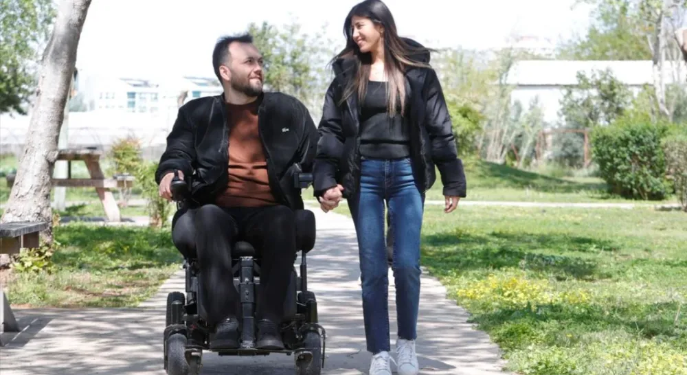 OKUL YILLARI ARKADAŞLIĞI SONRADAN ‘ENGEL TANIMAYAN’ BİR AŞKA DÖNÜŞTÜ