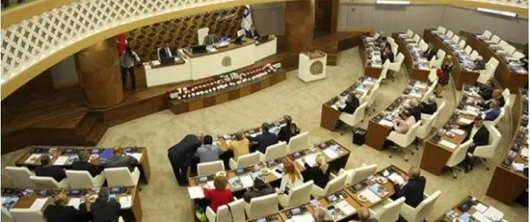 ANTALYA BÜYÜKŞEHİR MECLİSİ’NDE İMAMOĞLU VE ‘CUNTA’ GERİLİMİ YAŞANDI