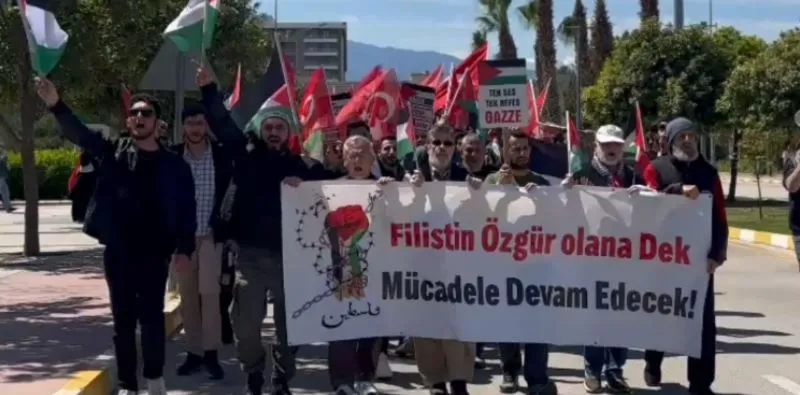 ANTALYA’DA ÜNİVERSİTELİ ÖĞRENCİLERDEN GAZZE’YE DESTEK YÜRÜYÜŞÜ