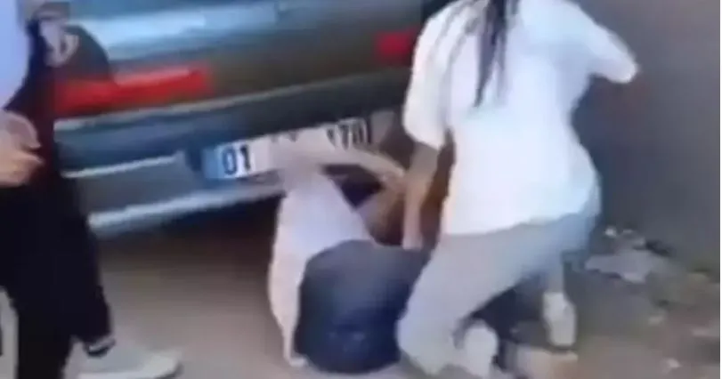 ADANA’DA İKİ KIZ BİR KIZI YERE YIKIP TEKME TOKAT DÖVDÜ