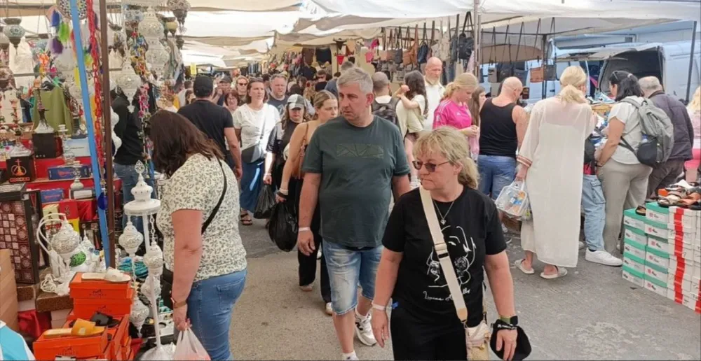 MANAVGAT’TA OTELLERİNDEN ÇIKAN TURİSTLER ‘PAZAR’A AKIN EDİYOR
