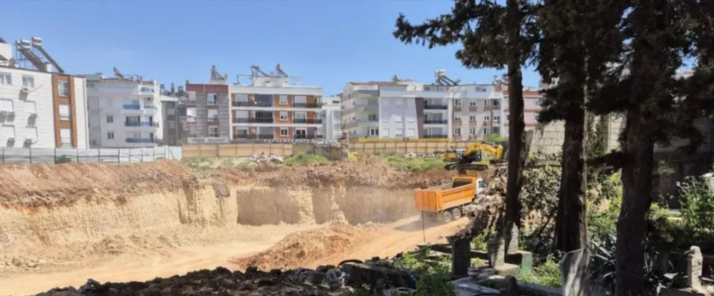 ANDIZLI MEZARLIĞI’NDA AÇILAN YOLA TEPKİ VAR.. MEZARLARA ZARAR MI VERİLİYOR?