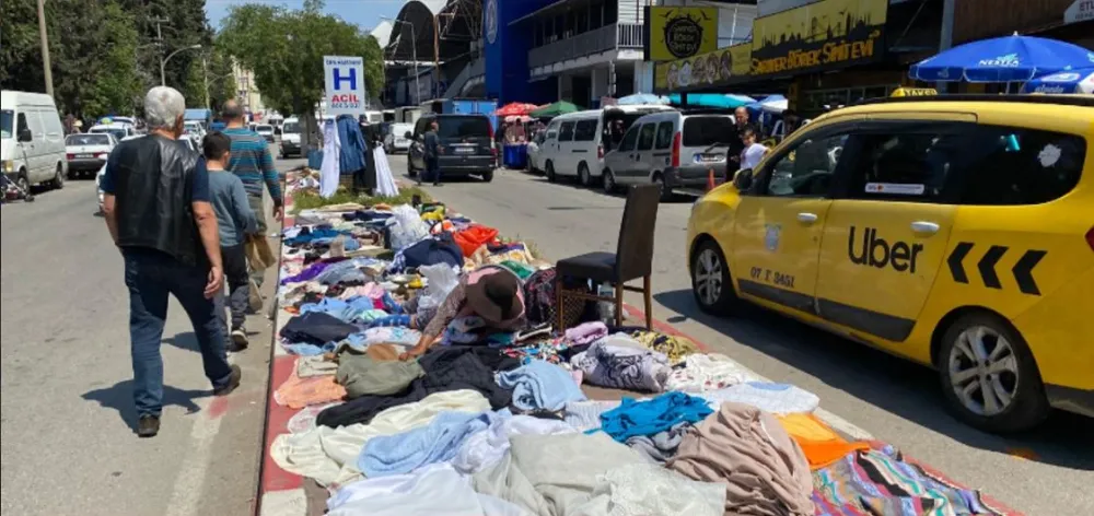 ANTALYA’DA KALDIRIMDA BAŞLAYAN PAZAR YOLUN ORTASINA DA İNDİ