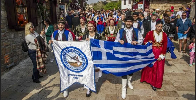 CHP’Lİ BAŞKAN’A BAK.. MANAVGAT HALKINI YUNAN BAYRAĞININ PEŞİNDE YÜRÜTTÜ