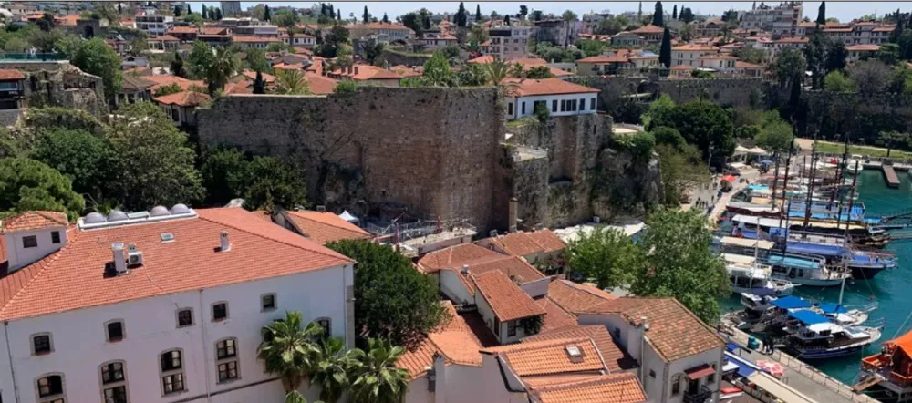 KALEİÇİ’NDE YANGINA DAYANIKLI KAPI KRİZİ.. ‘TARİHİ MERKEZ İYİ YÖNETİLMİYOR’