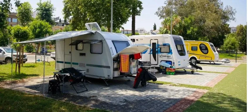 ANTALYA’DA YİNE ‘KARAVAN’ KRİZİ.. TURİZMCİLER İSYANDA: ‘SEKTÖRE ZARAR VERİYOR’