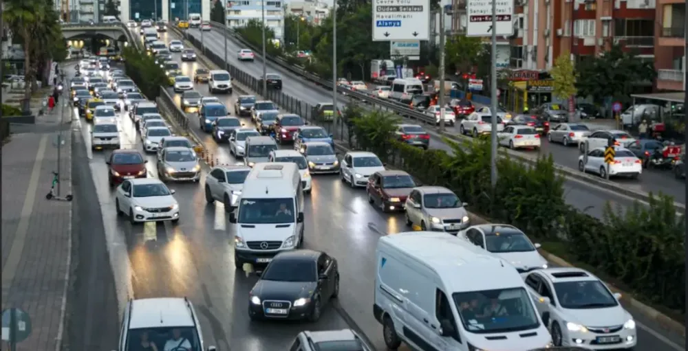 YAPAY ZEKA ANTALYA TRAFİĞİNİN ÇÖZÜMÜNÜ ANLATTI.. KULAK VEREN OLUR MU?