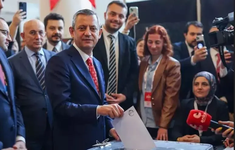 TEK ADAY OLAN ÖZGÜR ÖZEL 1.171 OY İLE GENEL BAŞKAN SEÇİLDİ
