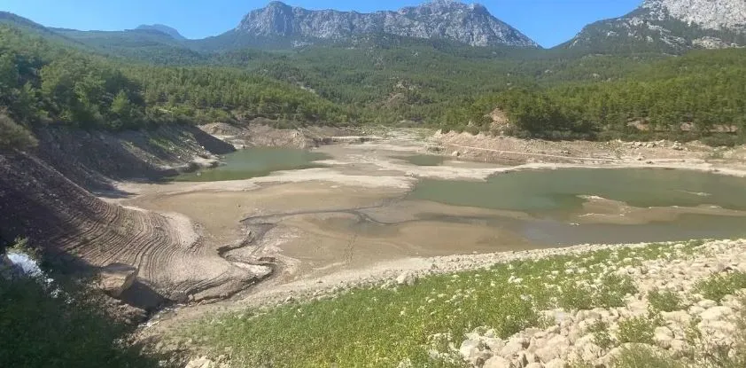 DOYRAN GÖLETİ’NE DAHA FAZLA SU AKIŞI İÇİN İKİNCİ BORU HATTI DÖŞENİYOR