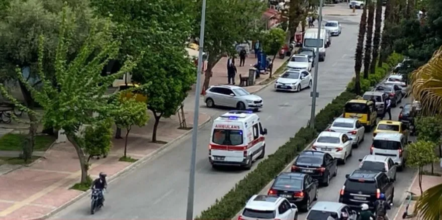 ANTALYA’DA SAĞ ŞERİT FİYASKOSU.. TRAFİK DAHA DA SIKIŞTI AMBULANS BİLE TERS YÖNDE