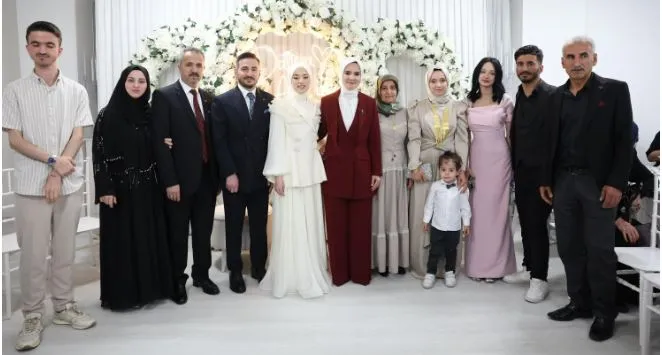 SOSYAL MEDYA DAVETİ GERÇEK OLDU.. BAKAN GÖKTAŞ KIZ İSTEDİ YÜZÜK TAKTI