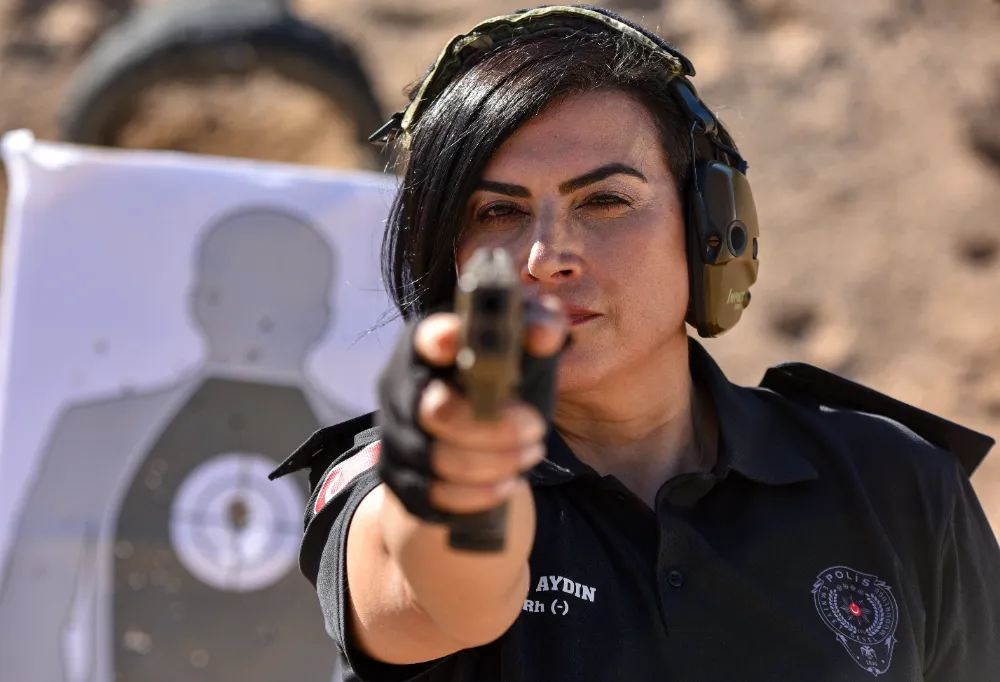 MESLEKTAŞLARINA ÖRNEK.. KOMİSER NİSA HEDEFİ 12’DEN VURUYOR