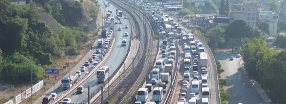 ANTALYA’DA TRAFİK KAOSU.. ARAÇ KUYRUĞU KENT MERKEZİNDEN KADRİYE