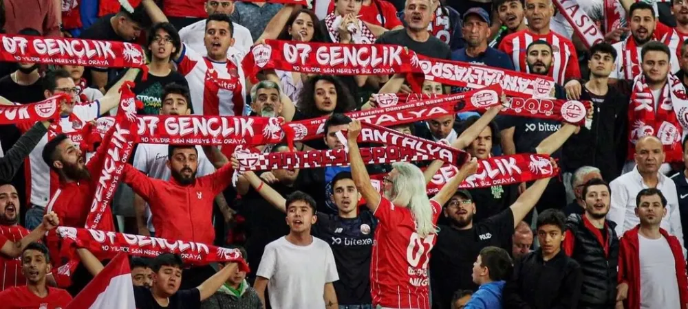 ANTALYASPOR’DA TARAFTARA İNDİRİM ŞOKU.. YÜZDE 50 SÖZÜ VERİLDİ YÜZDE 25’E ÇEKİLDİ