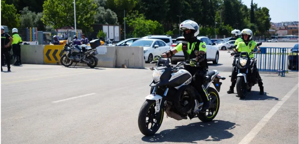 ANTALYA’DA MOTOSİKLETLİ POLİS TİMLERİNE GÜVENLİ SÜRÜŞ EĞİTİMİ VERİLİYOR