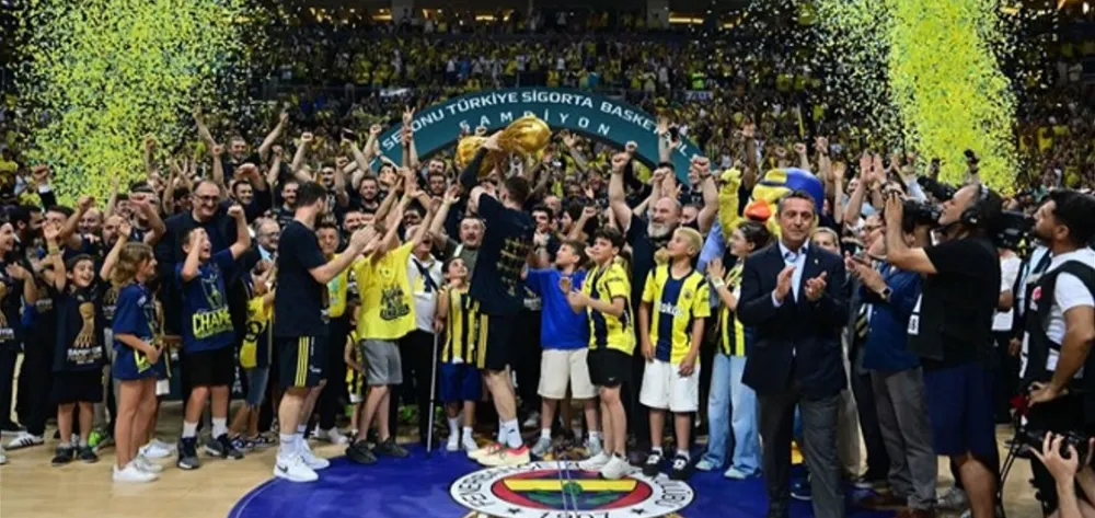 BASKETBOLDE FENERBAHÇE FIRTINASI.. TEK SEZONDA ÜÇ KUPA