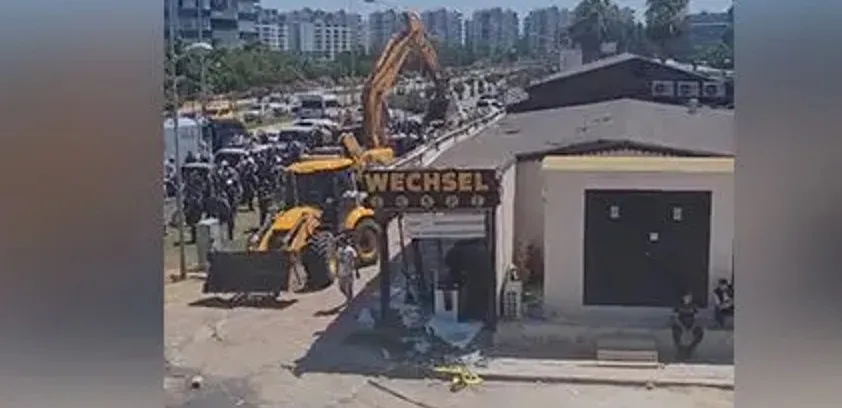 YIKIM GERGİNLİĞİ.. ANTALYA KUNDU’DA POLİS İLE ESNAF KARŞI KARŞIYA