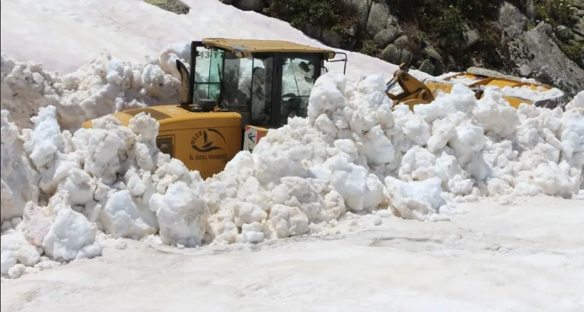HAZİRAN SONUNDA BÖYLE BİR MANZARA.. RİZE YAYLALARINDA KAR TEMİZLİĞİ YAPILIYOR