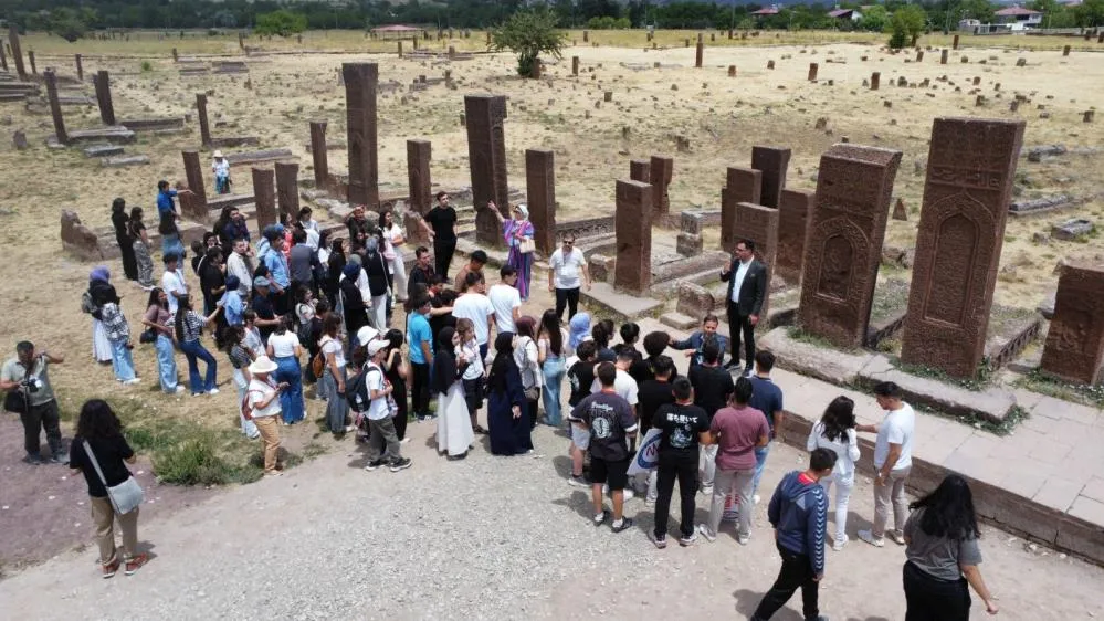ANTALYALI ÖĞRENCİLER TARİHİ İLÇE AHLAT’I GEZDİ