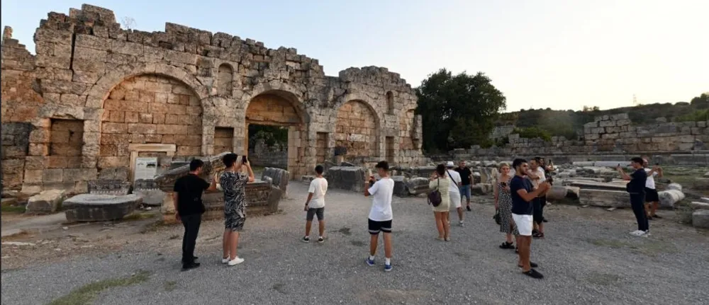 ANTALYA DÜN ‘BÜTÜN ZAMANLARIN GÜNLÜK TURİST REKORUNU’ KIRDI