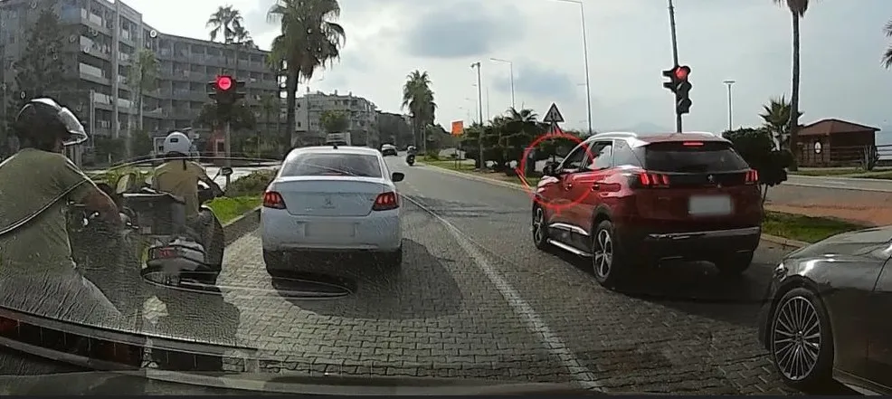 ALANYA’DA KAMERAYLA YERE İZMARİT ATTIĞI TESPİT EDİLEN SÜRÜCÜLERE CEZA YAĞDI