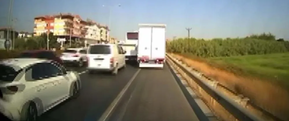 ANTALYA’DA KURAL TANIMAYAN SÜRÜCÜLER AMBULANSA GEÇİT VERMEDİ