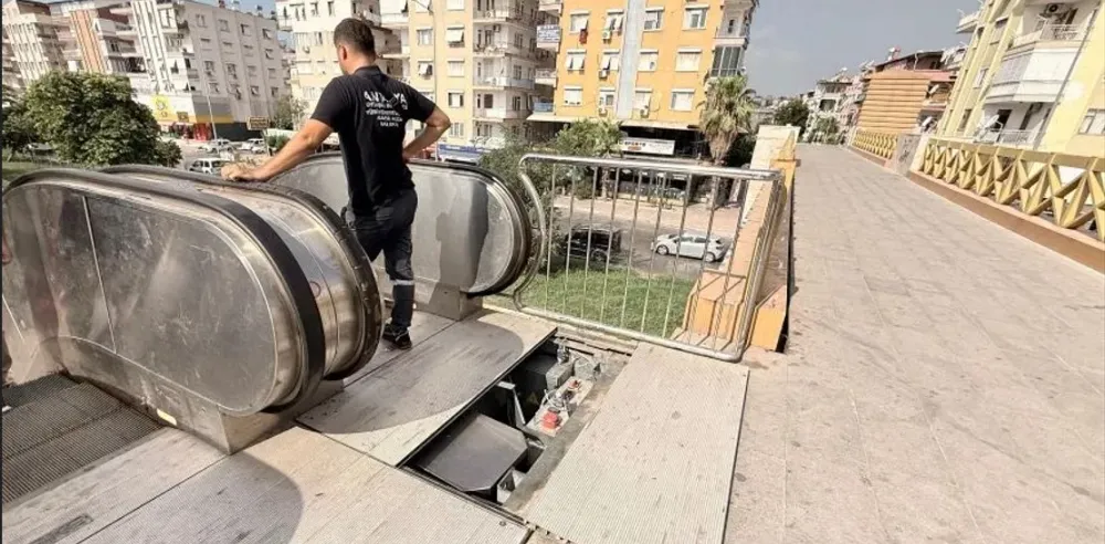 ANTALYA’DA ÜST GEÇİT ÇİLESİ.. NE MERDİVENLER ÇALIŞIYOR NE ASANSÖR
