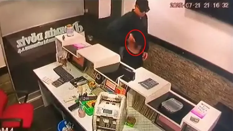 ANTALYA’DA OYUNCAK TABANCAYLA DÖVİZ BÜROSUNU SOYMAYA KALKIŞTI