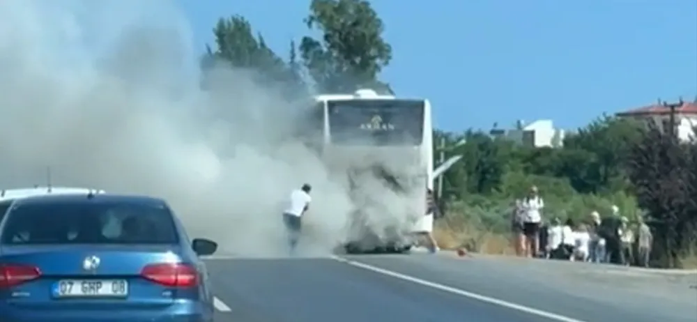 ALANYA’YA TURİST TAŞIYAN TUR OTOBÜSÜ ALEV ALEV YANDI