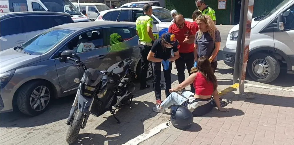 GENÇ KIZ KAFASINDAKİ KASK SAYESİNDE KAZAYI HAFİF ATLATTI
