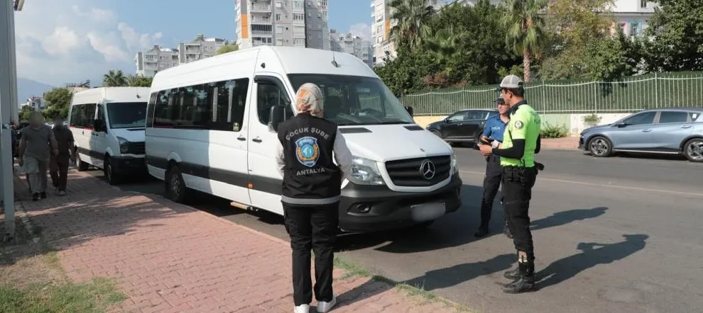 ANTALYA’DA OKUL ÇEVRELERİ VE SERVİS ARAÇLARI DENETLENDİ
