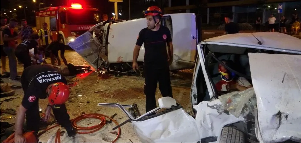 ANTALYA’DA TOFAŞLAR ÇARPIŞTI.. ORTALIK SAVAŞ ALANINA DÖNDÜ