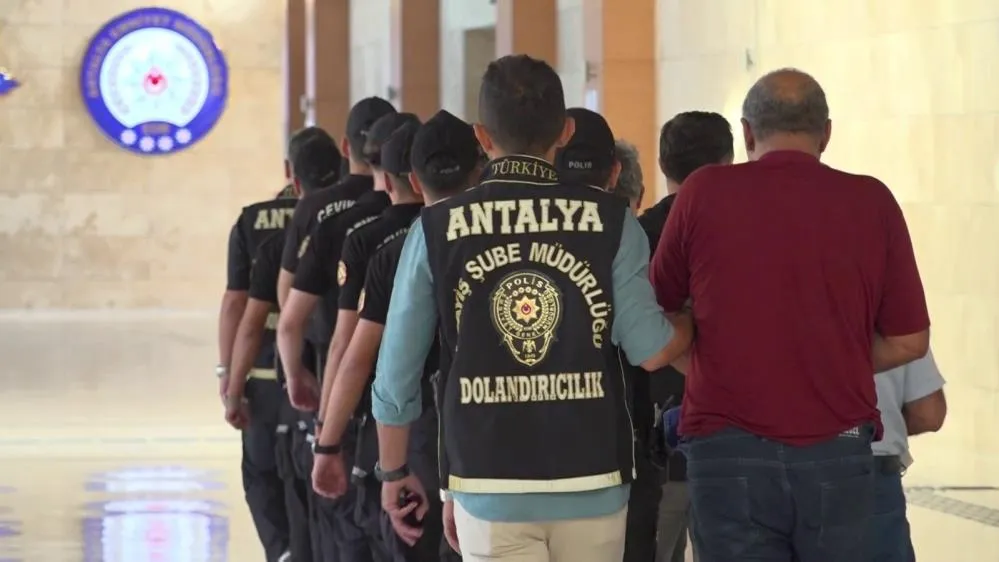 ANTALYA’DA DUBLÖRLÜ 730 MİLYONLUK VURGUN PLANI ÇÖKTÜ.. 7 KİŞİ TUTUKLANDI