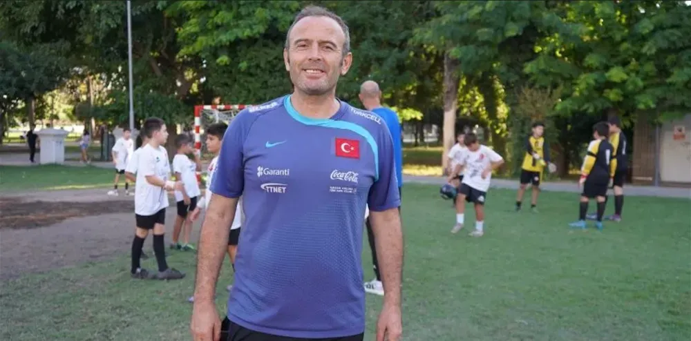 ANTALYA’NIN SÜPER MUHTARI HALİL AY ÇOCUKLAR İÇİN FUTBOL SAHASI YAPTIRDI