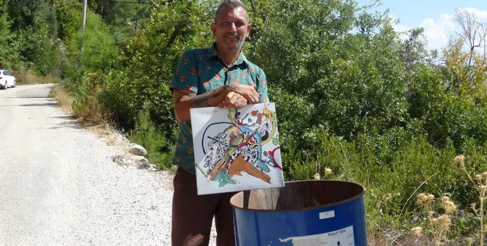 KAŞ’TA SANATIYLA TARTIŞMA YARATAN RESSAM EFE ESERLERİNİ ÇÖPE ATIYOR