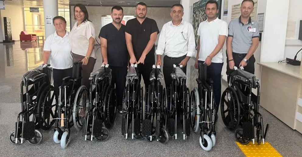 GAZİPAŞA’DA HAYIRSEVER AİLEDEN HASTANEYE 8 ADET TEKERLEKLİ SANDALYE DESTEĞİ